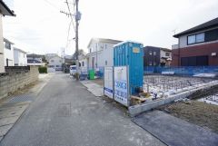 前面道路は公道北側約7.7ｍ、東側約4.1ｍ、私道南側約3.5ｍ。 2棟とも角地で風通し、日当たり良好＾＾