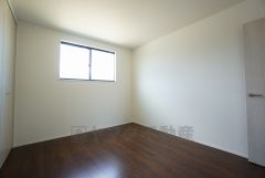 木目調のシンプルデザインで落ち着きと安らぎの空間に仕上げています。各部屋に収納が完備されているので、お荷物が多くなっても安心の設計です。