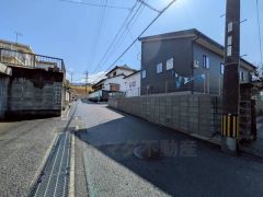 前面道路は交通量が少なく、小さなお子様がいるご家庭も安心です＾＾ カースペースは停めやすい並列駐車4台付き。