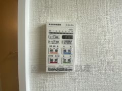 浴室暖房乾燥機には、暖房、乾燥、涼風、換気の4つの機能が付いています。タイマー付きです。