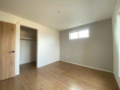 住む人のこだわりを活かす洋室＾＾日当たりがよく、寝室としての利用もおすすめ。広めのクローゼットもあり荷物もすっきり片付けれ、ゆとりのある暮らしが出来ます＾＾