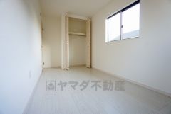 同仕様写真。全居室に収納完備。下段を引き出し収納にするなど、空いたスペースを有効活用すれば収納力がグッと高まります。常に整理整頓されたお部屋は気持ちがいいです＾＾