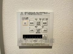 雨の日の洗濯も安心できる浴室暖房乾燥機付き浴室。リモコンで操作もボタン1つで簡単。 浴室暖房乾燥機には、暖房、乾燥、涼風、換気の4つの機能が付いています。タイマー付きです。