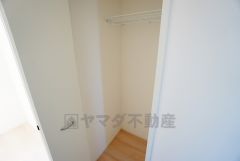 同仕様写真。廊下収納。日用品や趣味の道具などの収納に便利です。