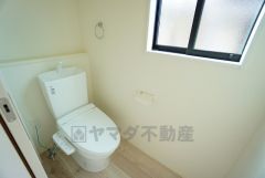 温水洗浄機付トイレです。節水機能もあるので、安心して使えますね。もちろん、1階2階の2ヶ所にトイレがあるので、忙しい朝にもゆとりができますね。