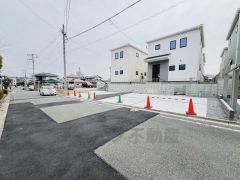 北側約9.9ｍ（歩道部分含む）の公道に面しています。