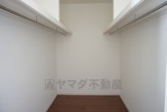 同仕様写真。ハンガーパイプ付で散らかりがちな洋服類もきれいに整理できます。使用頻度が少ないものは枕棚の上に、足元には3段ボックスを置いて、フル活用できるクローゼットです＾＾
