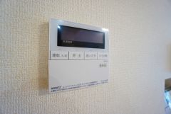給湯器リモコンはキッチン横からボタンひとつで操作が楽々。通話ボタン付きでお子様とも会話ができて安心です。