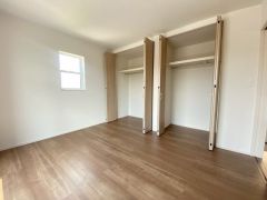 主寝室としてお使いいただけそうなこちらのお部屋は、日当たりが良く、爽やかな風を感じて起きる朝は、快適生活の始まりに。