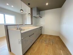 対面式カウンターキッチンでお子様の様子が見守れます。カウンタートップは耐熱性に優れており、日ごろのお掃除もふき取るだけでＯＫ。ステンレスシンクも簡単にお掃除できますよ。