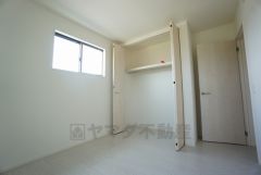 木目調のシンプルデザインで落ち着きと安らぎの空間に仕上げています。各部屋に収納が完備されているので、お荷物が多くなっても安心の設計です。