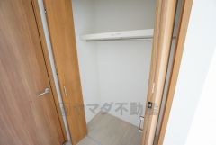 同仕様写真。リビング収納完備。