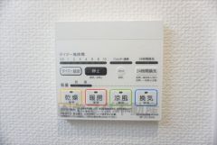 同仕様写真。雨の日の洗濯も安心できる浴室暖房乾燥機付き浴室。リモコンで操作もボタン1つで簡単。 浴室暖房乾燥機には、暖房、乾燥、涼風、換気の4つの機能が付いています。タイマー付きです。