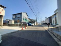 前面道路は交通量が少なく小さなお子様がいるご家庭も安心です。