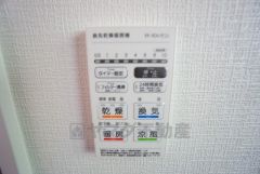 雨の日の洗濯も安心できる浴室暖房乾燥機付き浴室。リモコンで操作もボタン1つで簡単。