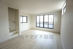 同仕様写真。大きな窓のあるリビングは、陽光あふれる明るい空間です。居心地良く、ご家族皆がゆったり寛げる憩いの空間となりそうです。