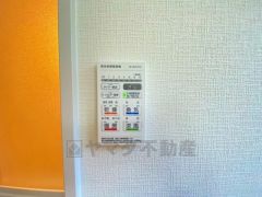 雨の日の洗濯も安心できる浴室暖房乾燥機付き浴室。リモコンで操作もボタン1つで簡単。 浴室暖房乾燥機には、暖房、乾燥、涼風、換気の4つの機能が付いています。タイマー付きです。