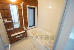 1日の疲れを癒すくつろぎのバスルーム。足を伸ばしてもゆったりと入れるサイズです。お子様と一緒にお風呂に入っても狭くないですね^^