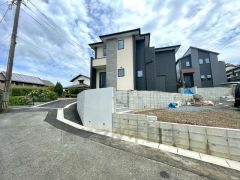 前面道路は交通量が少なく、小さなお子様がいるご家庭も安心です＾＾