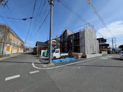 前面道路は、公道北側約6.37ｍ。幅広いため車の離合や駐車がスムーズです＾＾ 角地で陽当り・風通し良好です＾＾