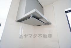 お手入れが簡単なスリム型レンジフードです。調理により発生する油煙や臭いを吸い込み、屋外へ排気してくれます。