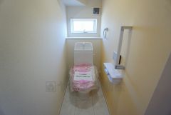 ウォシュレット付トイレです。節水機能もあるので、安心して使えますね。もちろん、1階2階の2ヶ所にトイレがあるので、忙しい朝にもゆとりができますね。