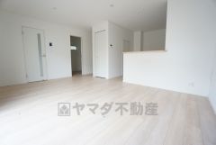 大きな窓のあるリビングは、陽光あふれる明るい空間です。居心地良く、ご家族皆がゆったり寛げる憩いの空間となりそうです。