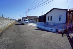 前面道路は公道北西側約6ｍ。 幅広いため車の離合もスムーズです＾＾ 食器洗浄乾燥機、浴室暖房乾燥機、温水洗浄便座標準装備＾＾