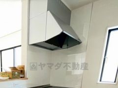 調理により発生する油煙や臭いを吸い込み、屋外へ排気してくれます。