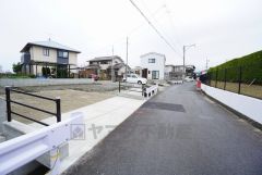 東側4.4ｍ、北側4.7ｍ。前面道路は車通りも少なく、安全性も確保。