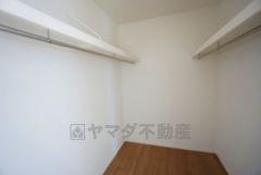 収納力豊富なウォークインクローゼット付き。洋服や小物などを1箇所にまとめて美しい収納を実現します。