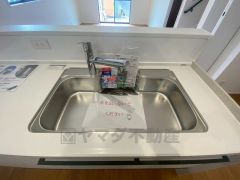 広々とした凸型シンクに洗剤ポケットを標準装備。大きなお鍋など洗いやすいです。洗剤や石鹸、スポンジもすっきりできる収納付き。