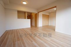 家族が集まる開放的なリビング。思い思いの時間を過ごしたり、家族みんなで食事をしたり、素敵な団らんの場になりますね。