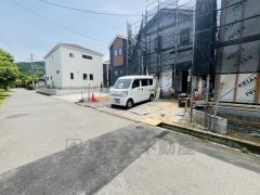 前面道路は、交通量も少なく小さなお子様も安心。 大型車両の通行も無く静かで快適な生活を送れます＾＾