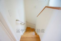 ご年配の方でも安心できる、手すり付き階段です＾＾段差も低めで設定されてますので安全性にも優れてますね＾＾