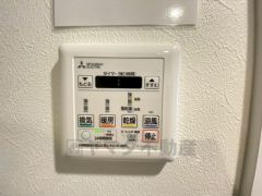 雨の日の洗濯も安心できる浴室暖房乾燥機付き浴室。リモコンで操作もボタン1つで簡単。 浴室暖房乾燥機には、暖房、乾燥、涼風、換気の4つの機能が付いています。タイマー付きです。