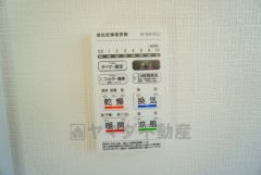 雨の日の洗濯も安心できる浴室暖房乾燥機付き浴室。リモコンで操作もボタン1つで簡単。 浴室暖房乾燥機には、暖房、乾燥、涼風、換気の4つの機能が付いています。タイマー付きです。