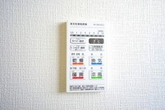 浴室暖房乾燥機には、暖房、乾燥、涼風、換気の4つの機能が付いています。タイマー付きです。