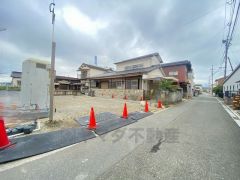 前面道路は西側約4.2ｍ。交通量が少なく小さなお子様がいるご家庭でも安心です＾＾