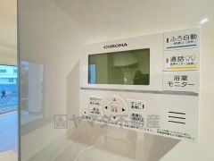 浴室暖房乾燥機付き。天候に左右されず、いつでも好きなときに洗濯物を干せるので、仕事や家事で忙しい方に重宝します。