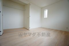 同仕様写真。木目調のシンプルデザインで落ち着きと安らぎの空間に仕上げています。各部屋に収納が完備されているので、お荷物が多くなっても安心の設計です。