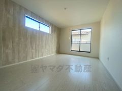 デザインクロスが2階洋室の雰囲気を上品に仕上げています。いつもと違う雰囲気のお部屋をお楽しみください。