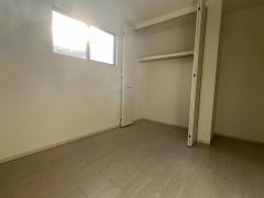 明るい洋室です。ナチュラル色のフローリングで開放的な優しい雰囲気になっています＾＾ベッドや机、ＴＶを置いてもゆとりのある広さです。