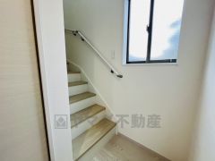 ご年配の方でも安心できる、手すり付き階段です＾＾段差も低めで設定されてますので安全性にも優れてますね＾＾