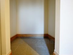 同仕様写真。シューズインクローゼットも完備されており、玄関収納も問題ありません。棚の上にお花など飾ってインテリアも楽しめますね。