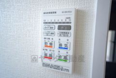 浴室暖房乾燥機には、暖房、乾燥、涼風、換気の4つの機能が付いています。タイマー付きです。