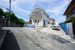 角地で陽当り風通し良好です＾＾ 北側道路約6ｍ、西側道路約5ｍ。 駐車4台。 閑静な住宅地で新生活を＾＾