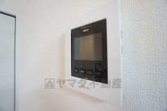 ドアを開けずに来訪者を確認できるモニター付インターフォン。防犯はもちろん、セールスマン対策にもなりますね＾＾