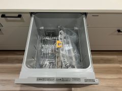 家事の時間が短縮できる食器洗浄乾燥機付。後片付けもラクラクです。 食器を洗う手間が減るので家族とのコミュニケーションの時間や自分の時間が増えますね。