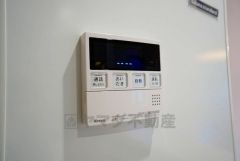 キッチン横からお湯張り、追い炊き、足し湯がボタン一つで楽々操作できる給湯機リモコンです＾＾忙しい夕飯の準備の時間帯に重宝しますね。